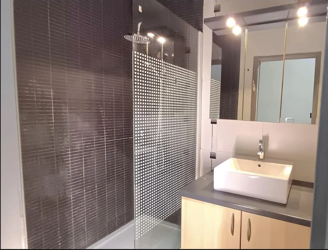 Badkamer met inloopdouche en lavabomeubel
