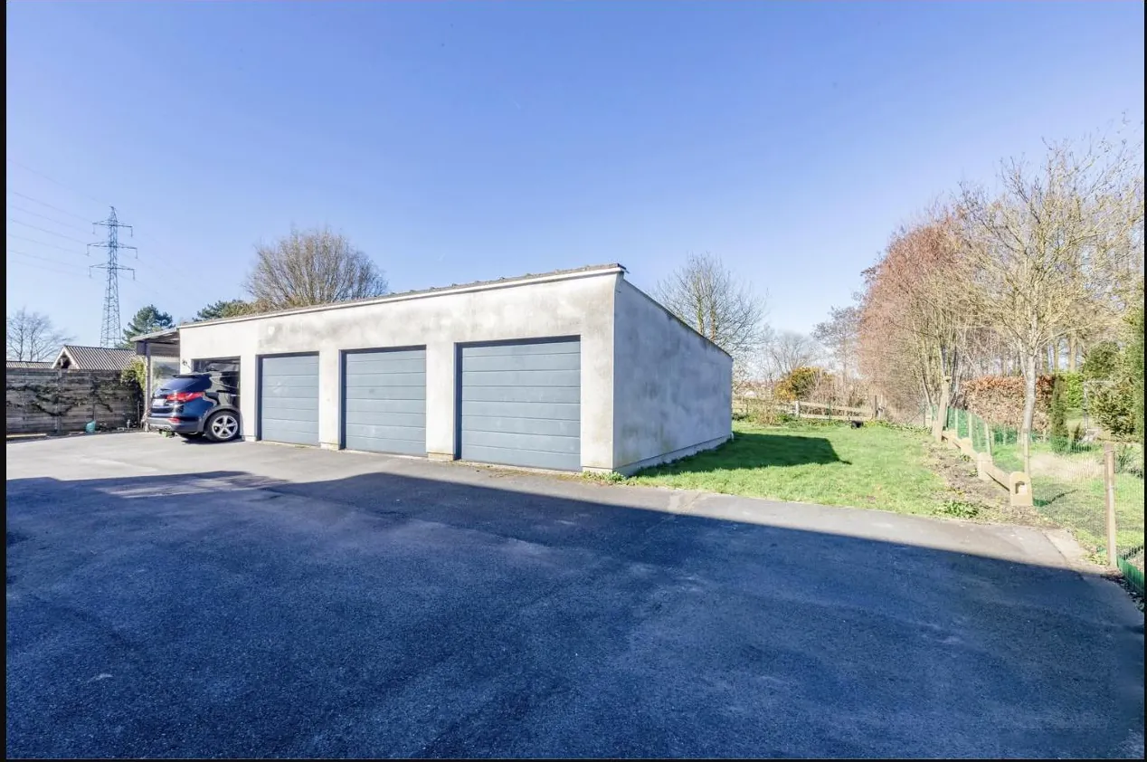 Garageblok met oprit