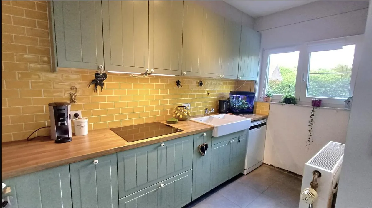 Keuken met werkblad, spoelbak en kookplaat